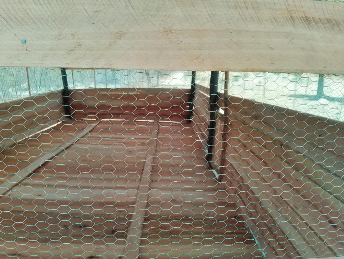 Wire mesh flooring, interior view